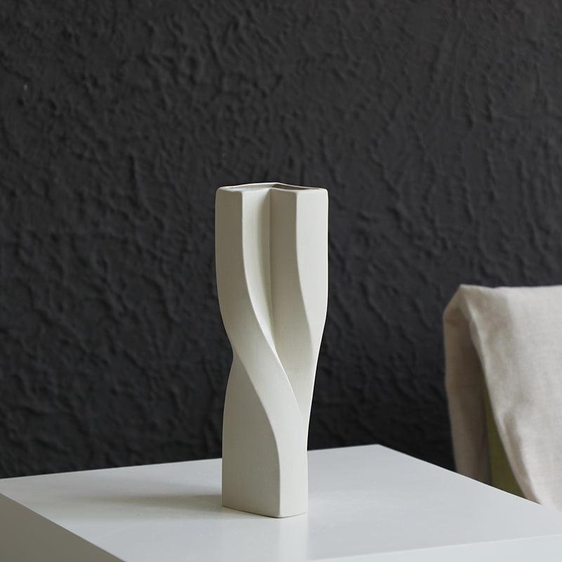 Simple Ceramic Vase With Dried Flowers Ornaments