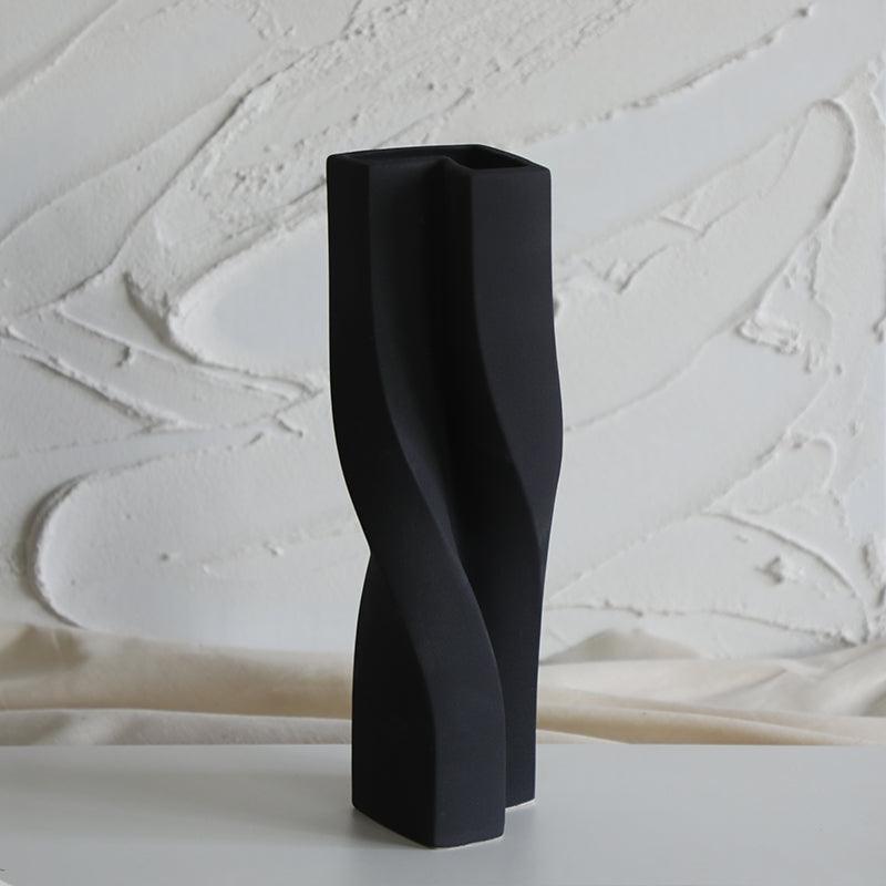 Simple Ceramic Vase With Dried Flowers Ornaments