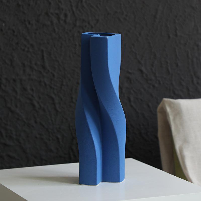 Simple Ceramic Vase With Dried Flowers Ornaments